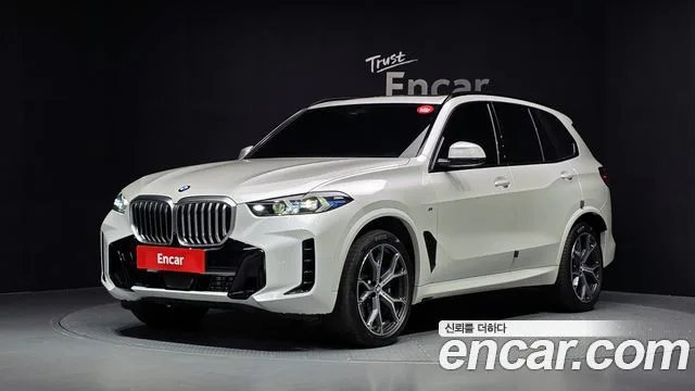 Белый BMW X5 xDrive40i M Sport 2024 года