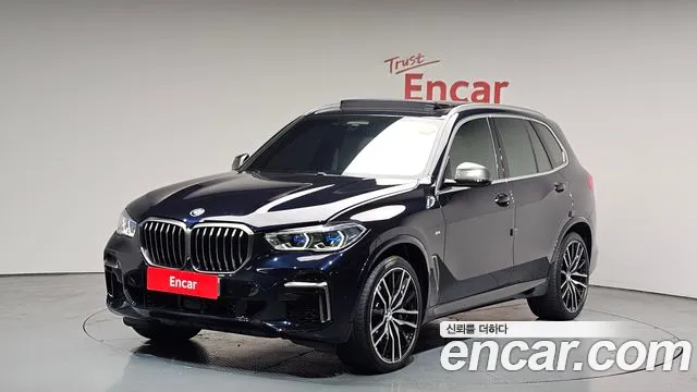 Чёрный BMW X5 M50i 2022 года